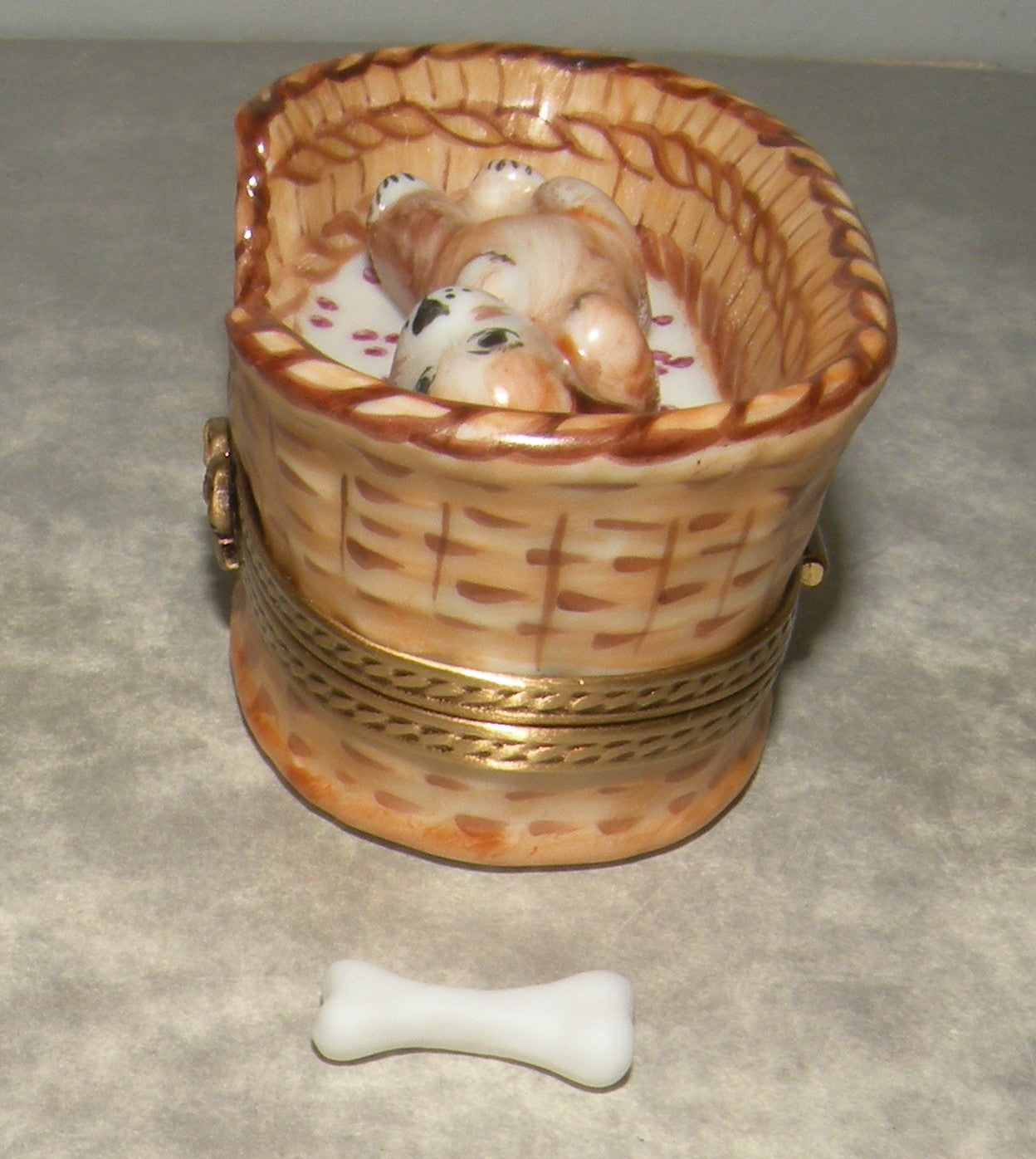 Dog in his basket, Limoges Box number 18