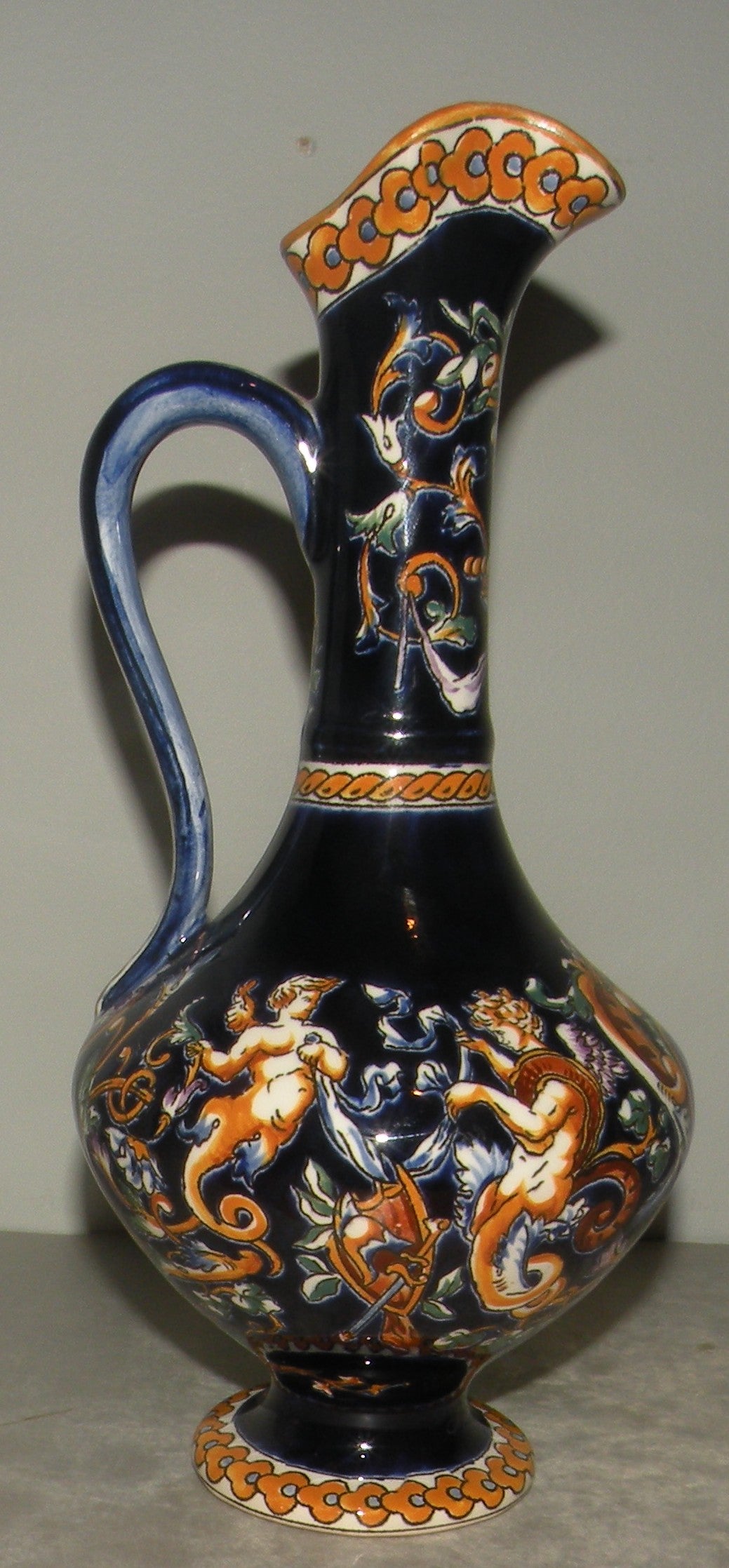 cruchon egyptien Renaissance Italien Urbino à fond bleu