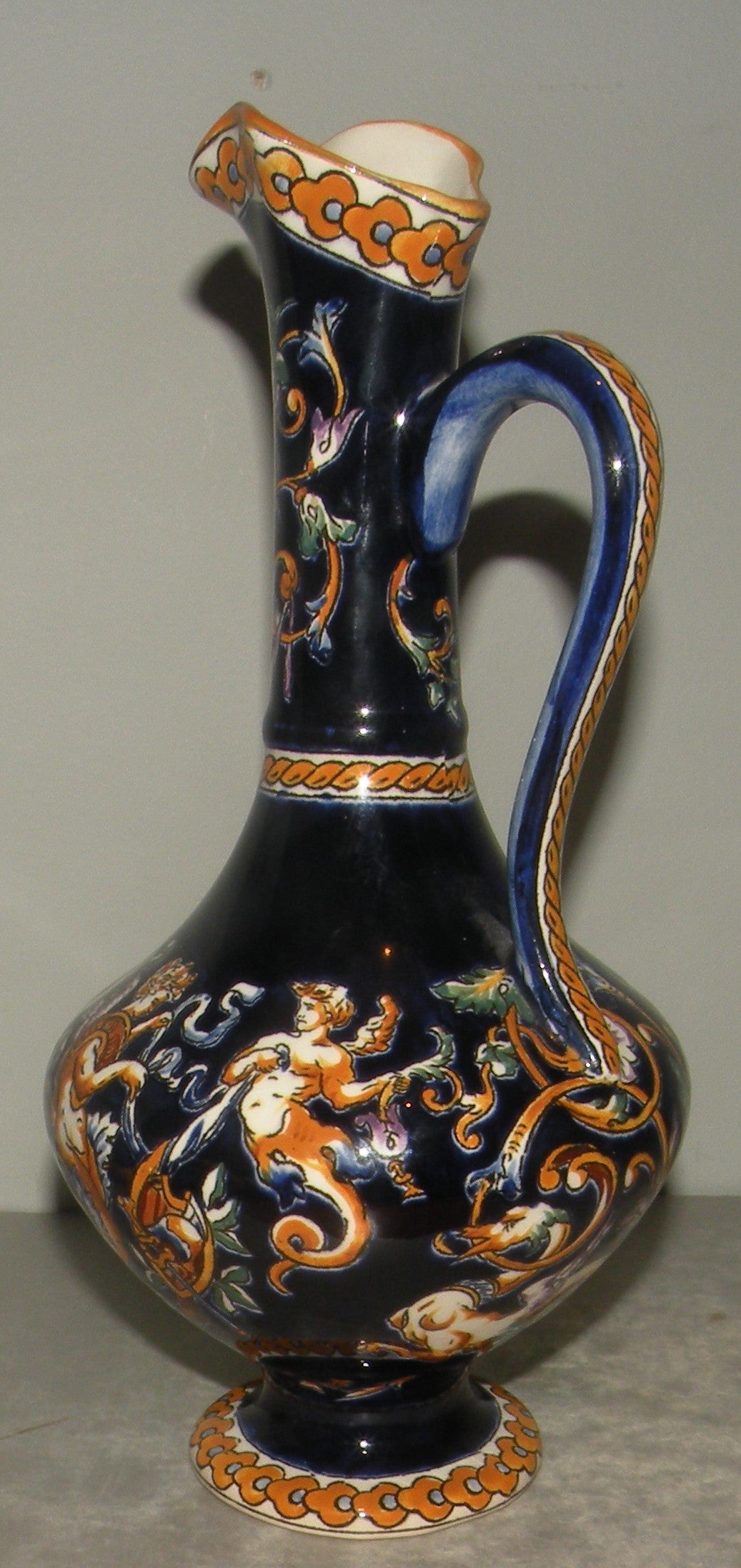 cruchon egyptien Renaissance Italien Urbino à fond bleu