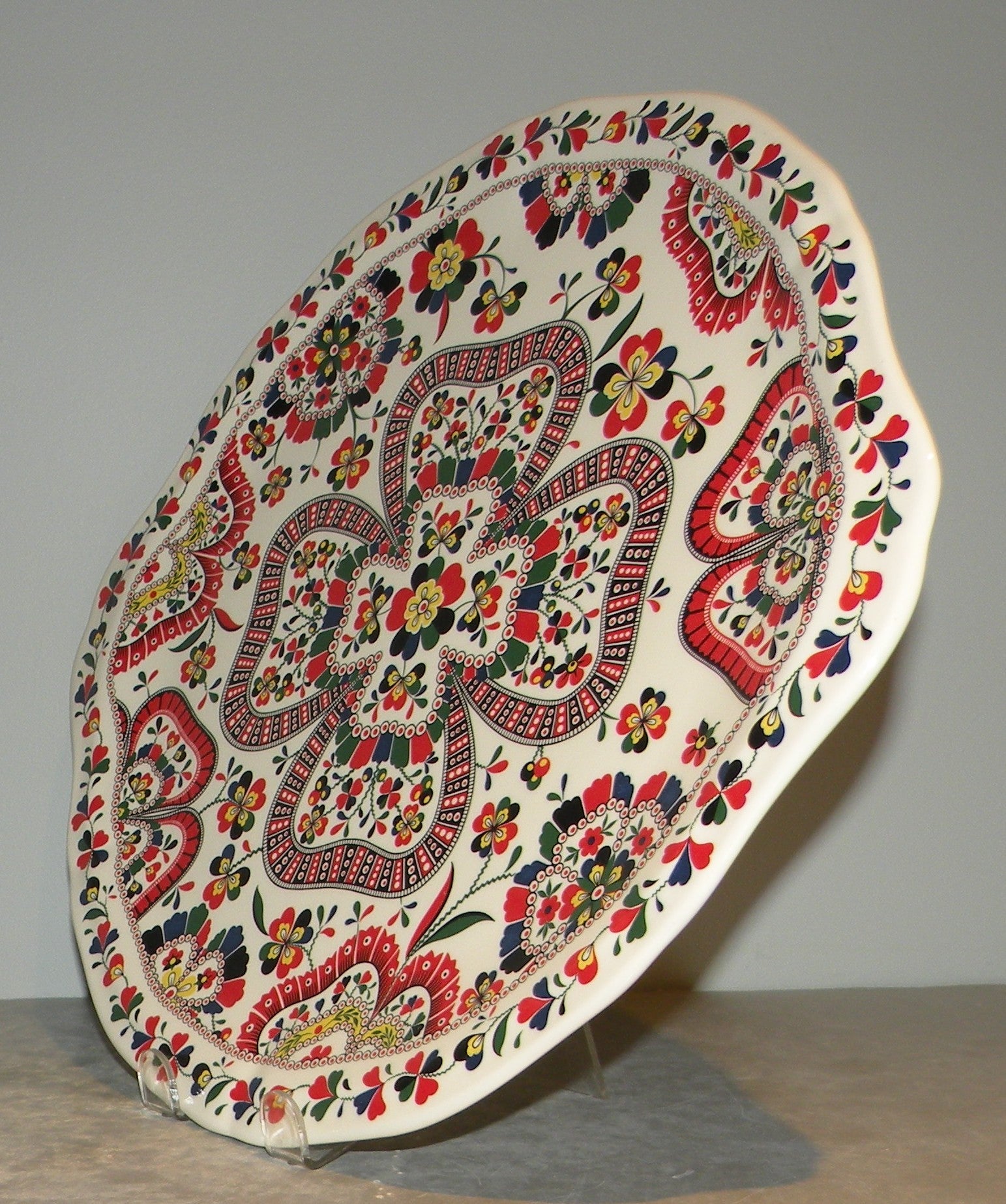 Eared Round Cake Platter, Chance Folle