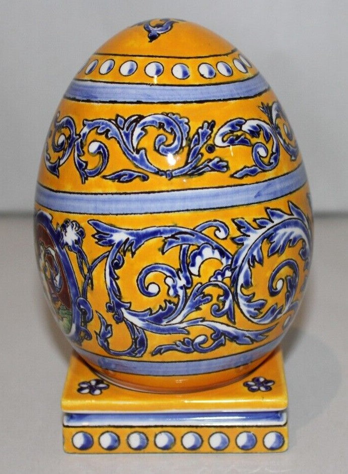 Egg number 3 on stand, Venus l'Amour