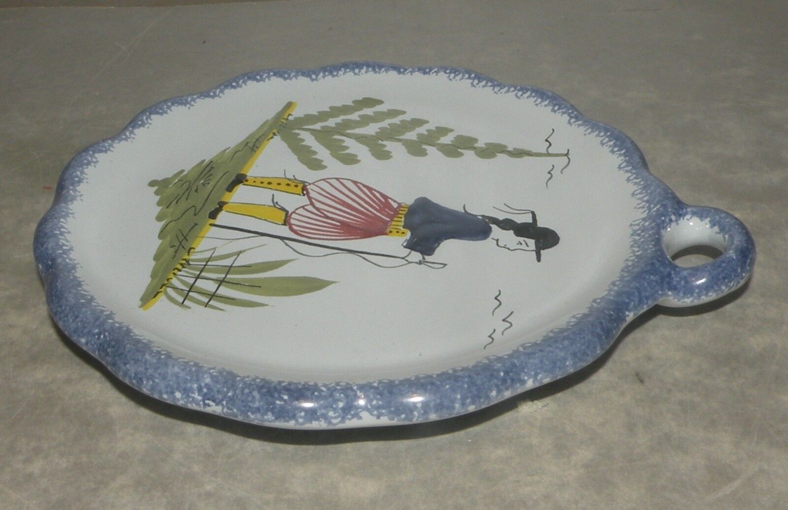 Dish with handle, with a Man Mistral Blue