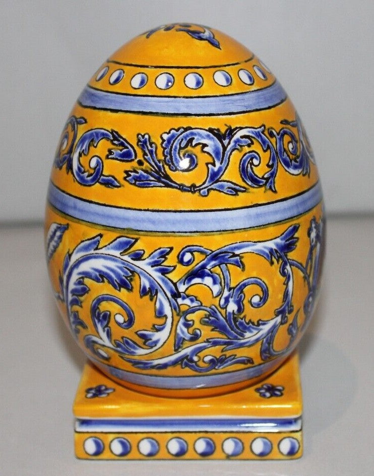 Egg number 3 on stand, Venus l'Amour