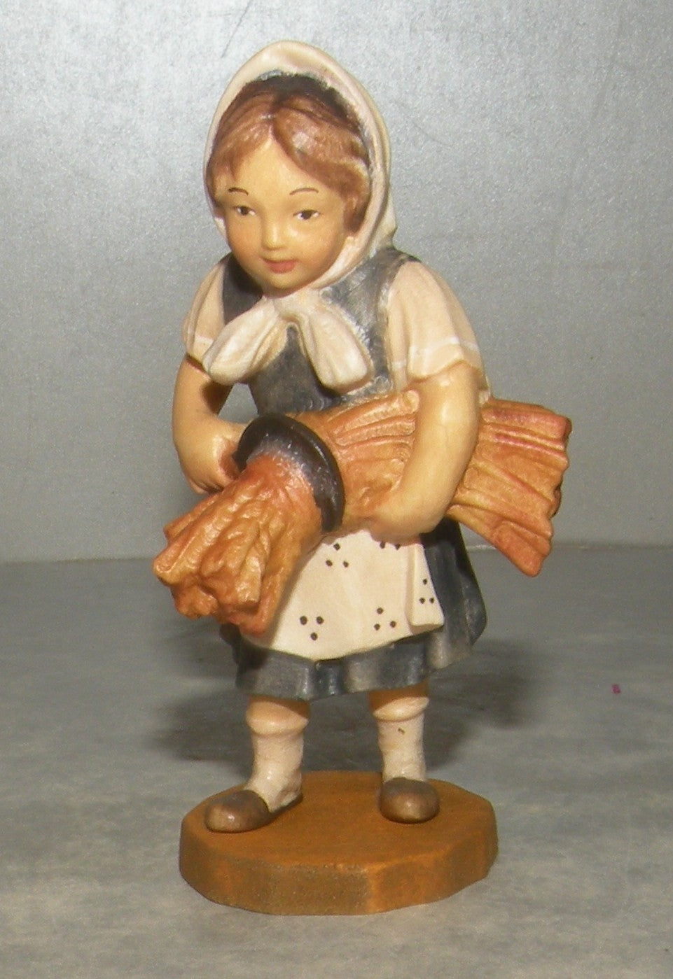 Girl with a bundle of wheat, Rustic