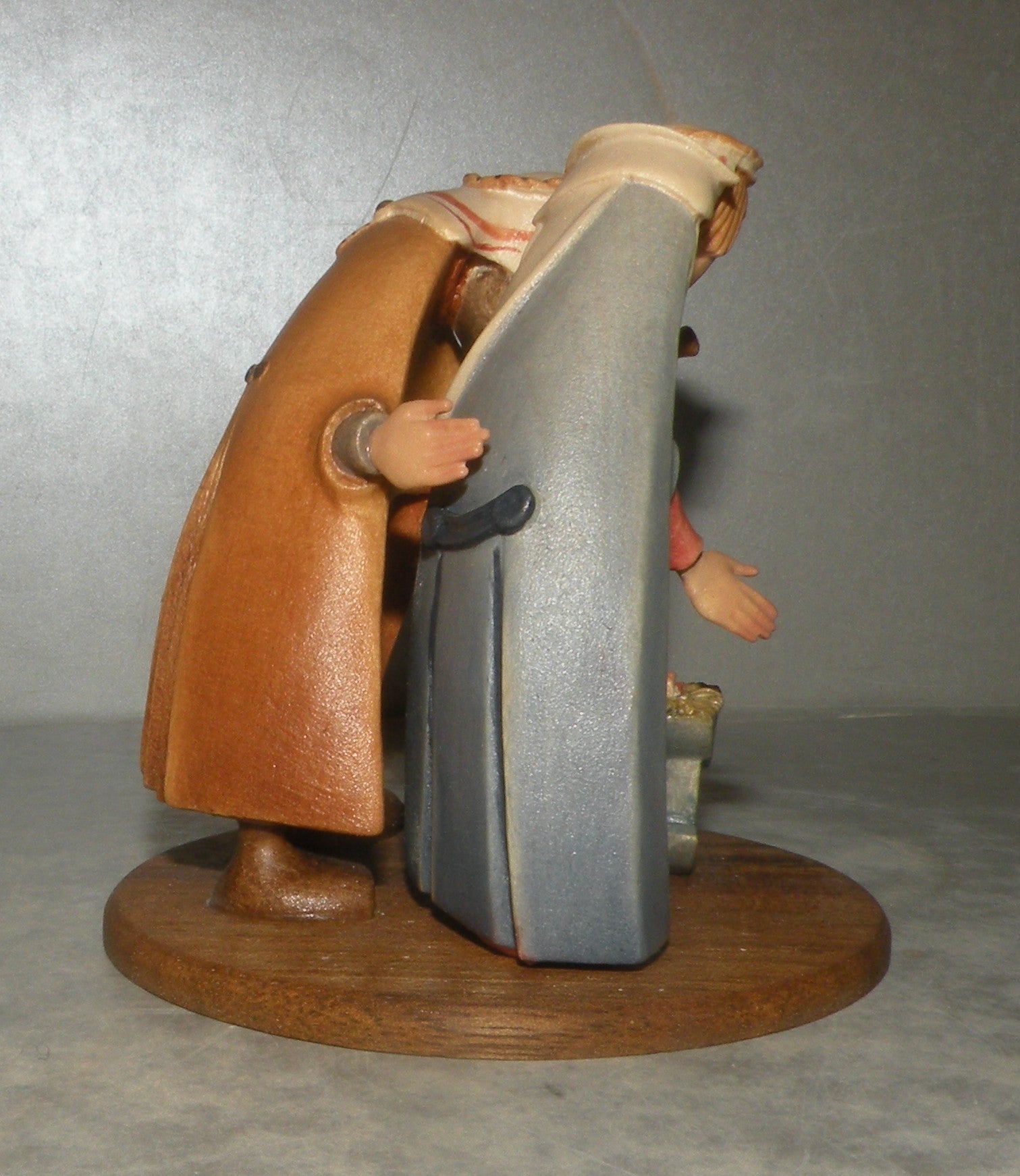 Holy Family on base of walnutwood ( 10210-S3 )