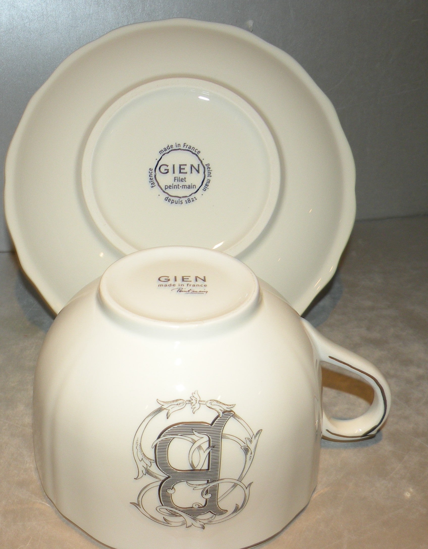 Jumbo Breakfast Cup & Saucer , Filet Manganese Monogramme