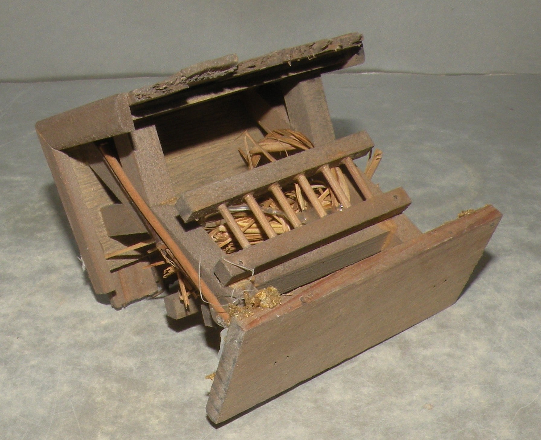 Wooden Feeder  , Fouque, 6 cm