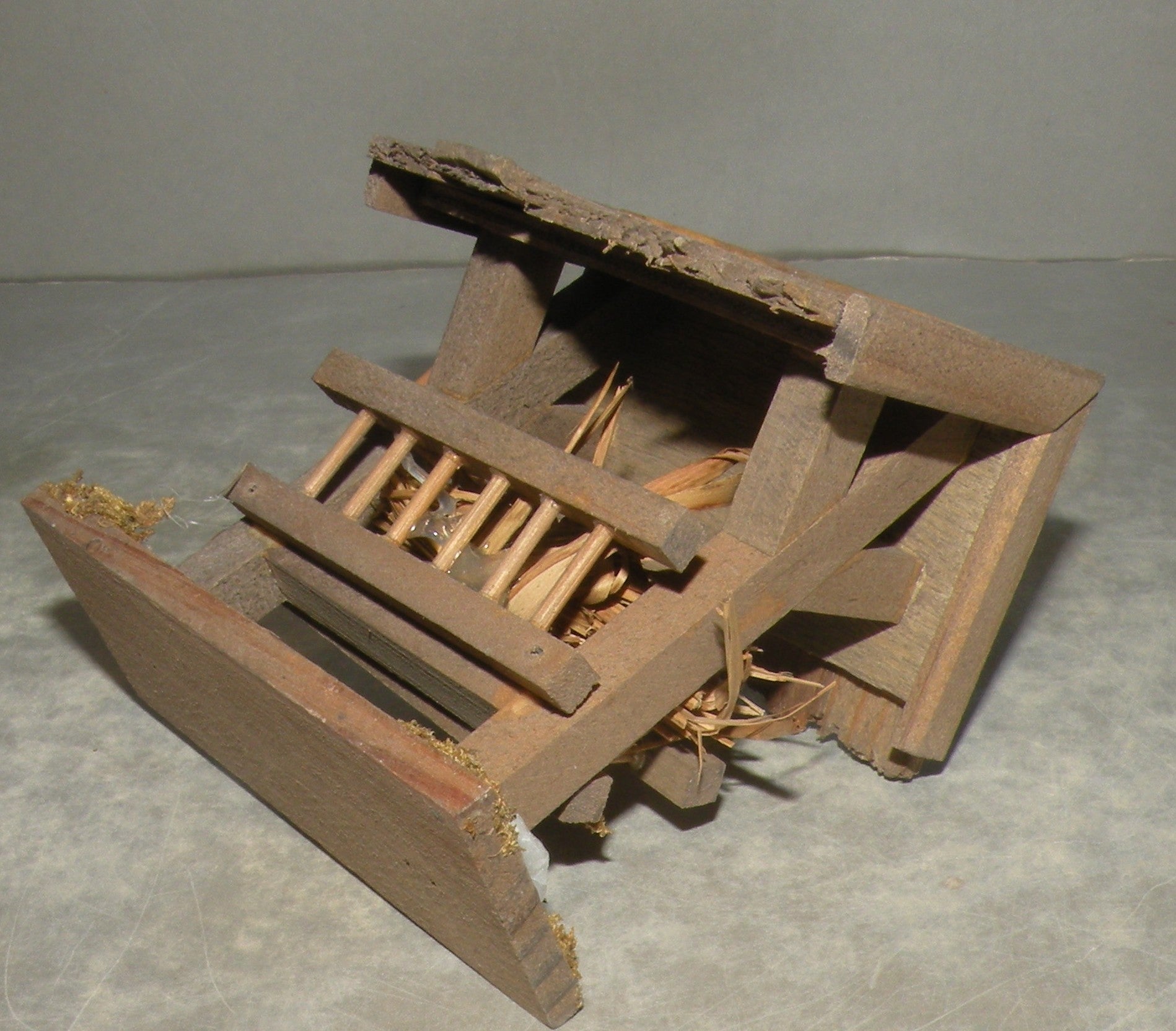Wooden Feeder  , Fouque, 6 cm