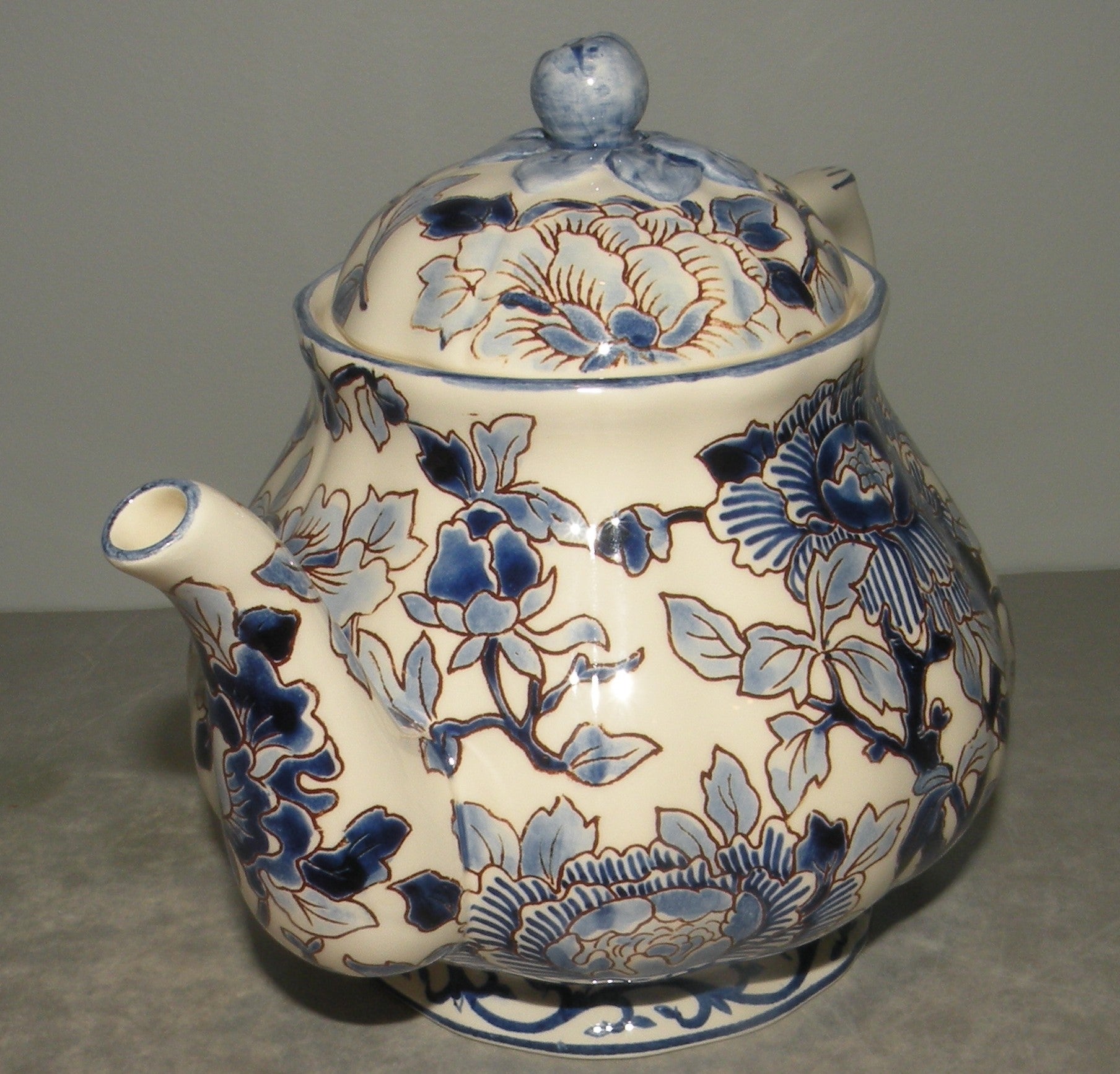 Tea Pot Hand Painted Pivoines Bleues