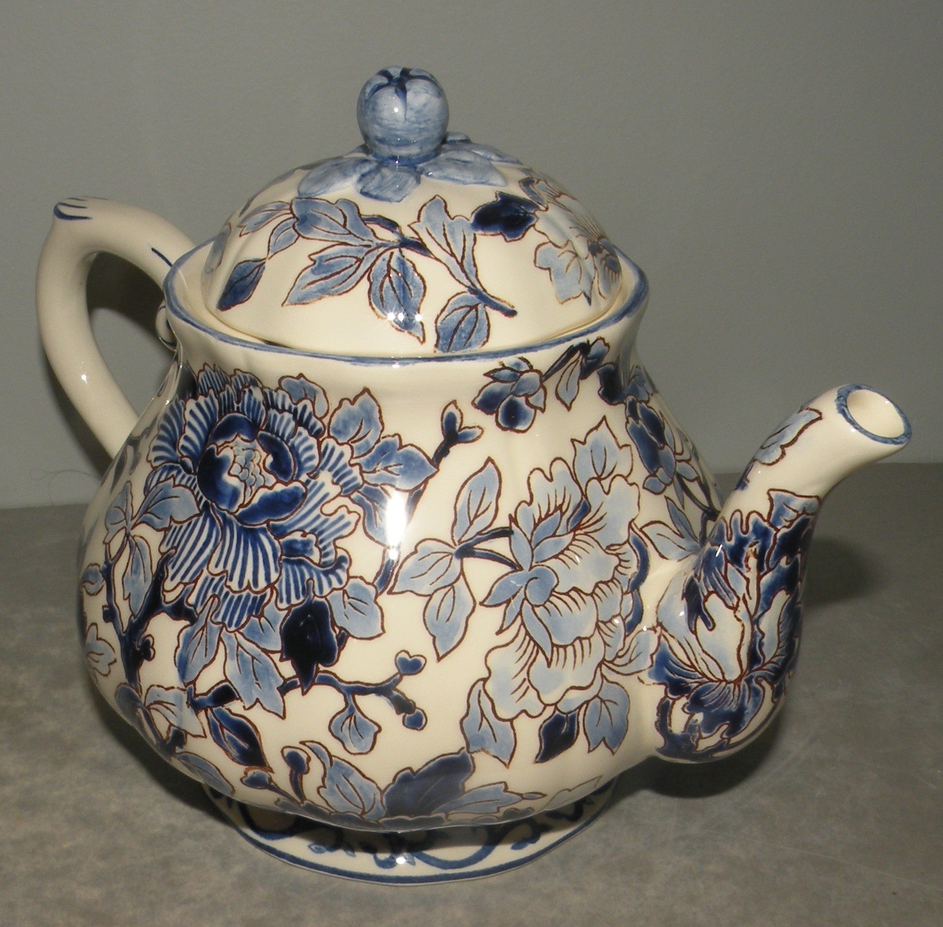 Tea Pot Hand Painted Pivoines Bleues