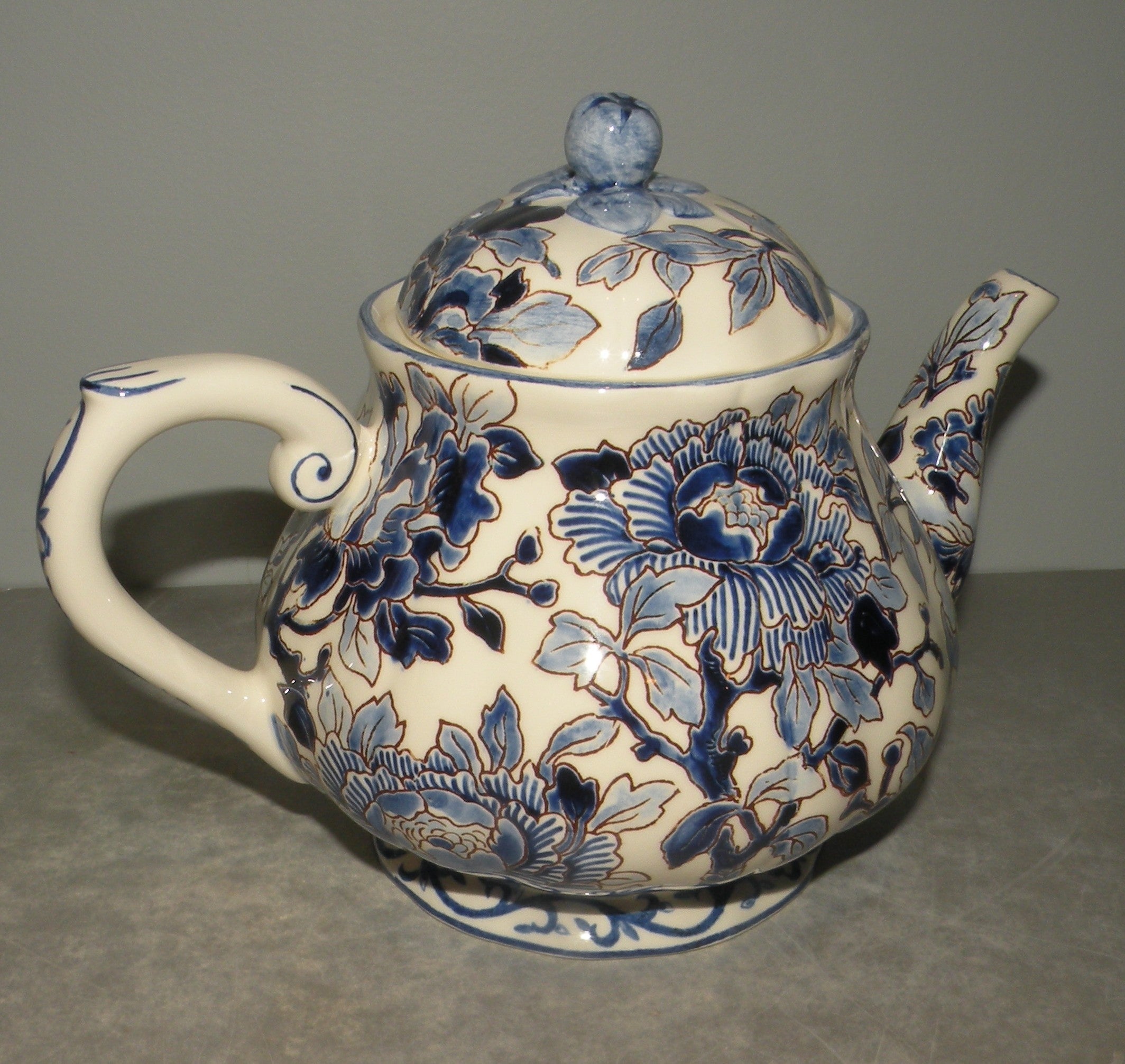 Tea Pot Hand Painted Pivoines Bleues