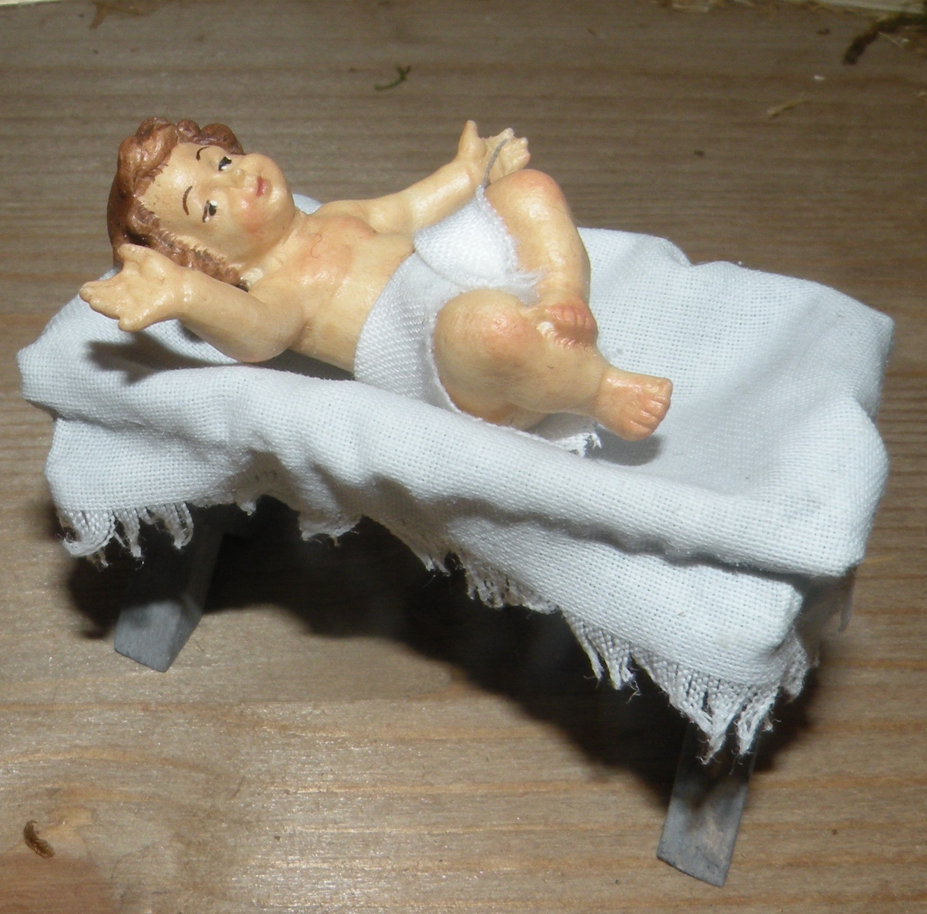 Infant Jesus with cradle 2 pieces - Folk nativity dressed- 10901-01B