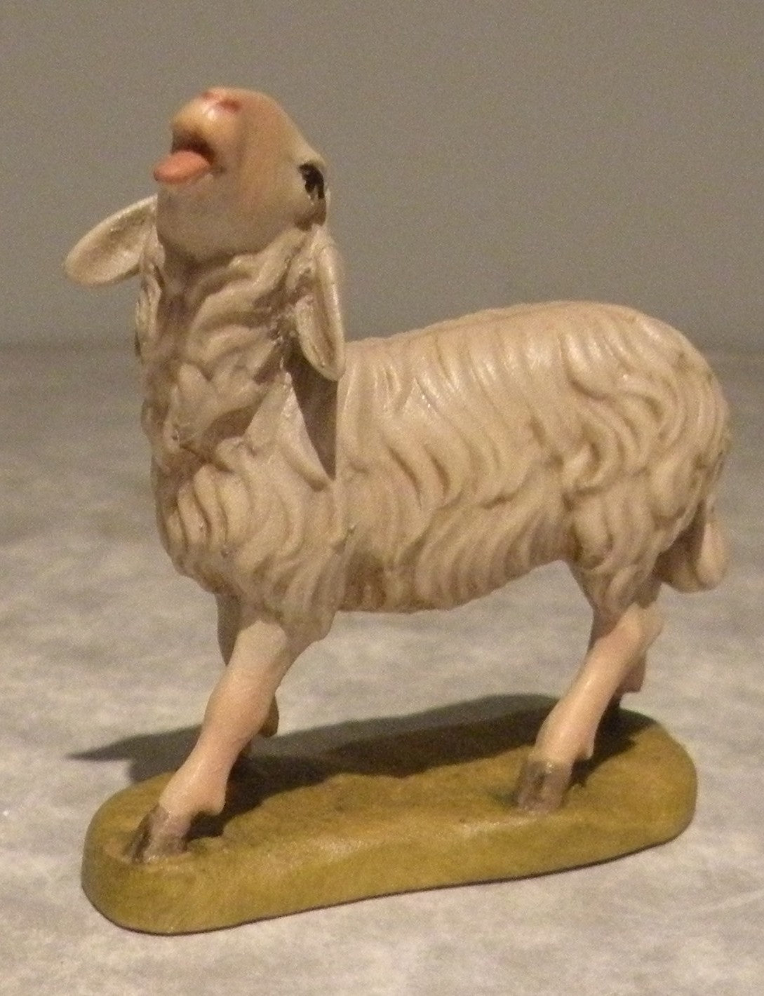 Sheep looking up ( 21203 ) ,   Folkloristic