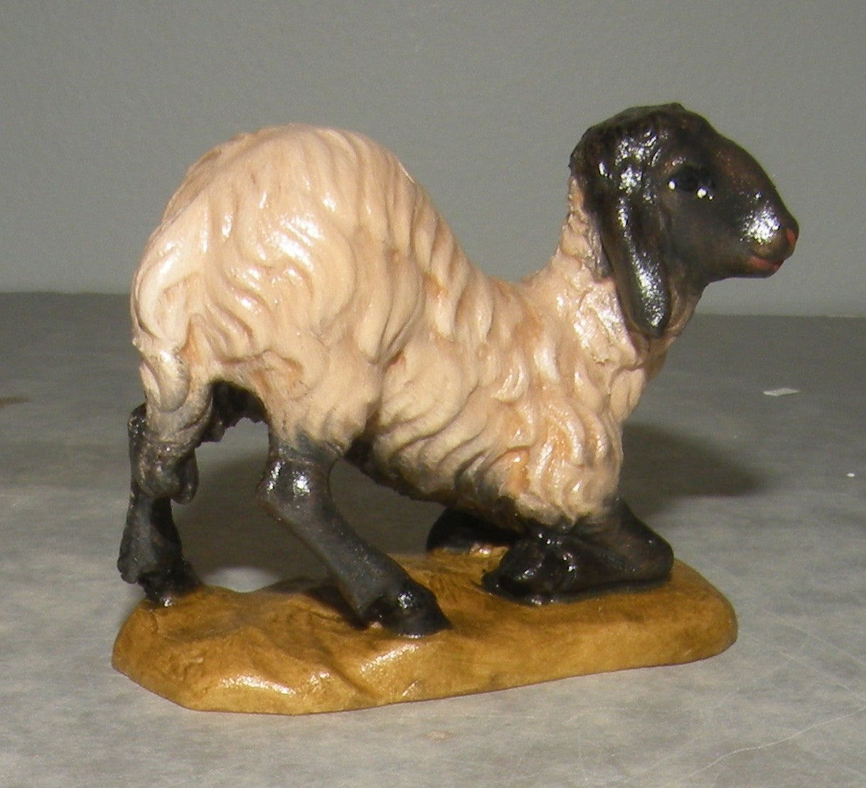 Sheep kneeling Black Head ( 21204 -S ) ,   Folkloristic
