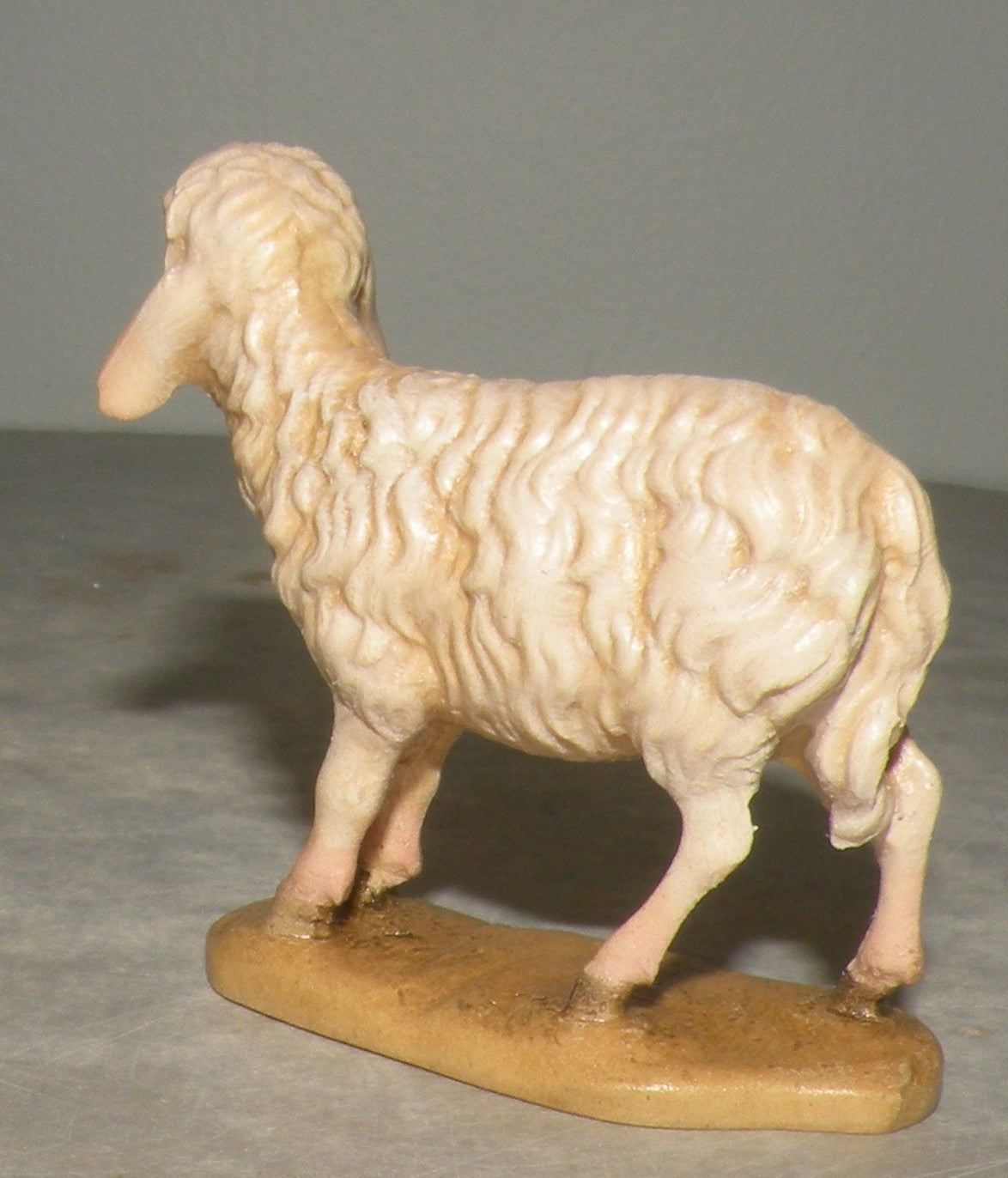 Sheep standing  ( 21206 ) ,   Folkloristic