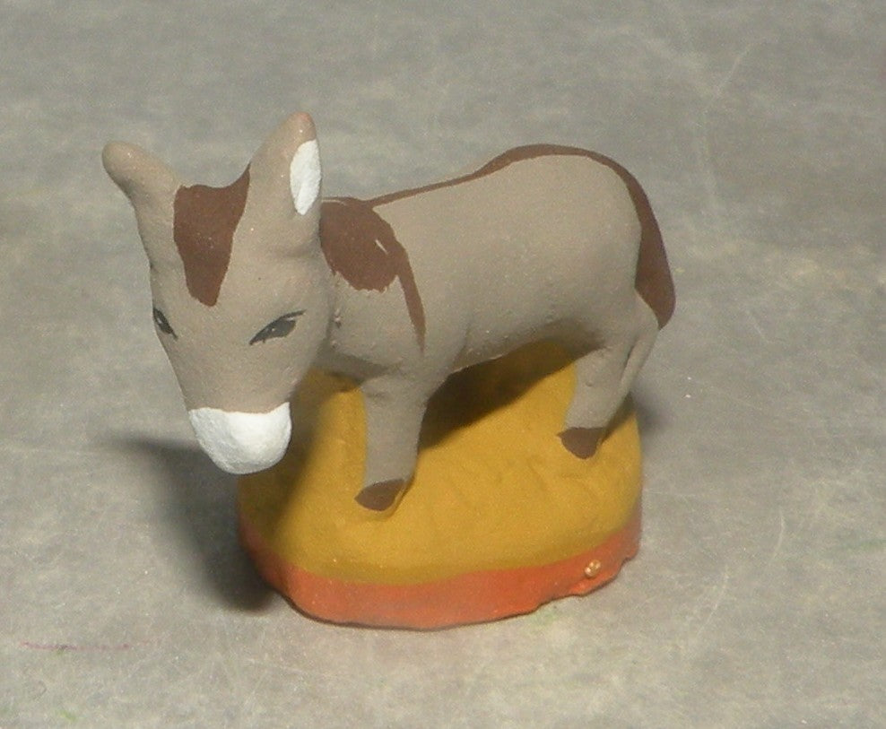 Donkey standing in straw Fouque 2 Cm
