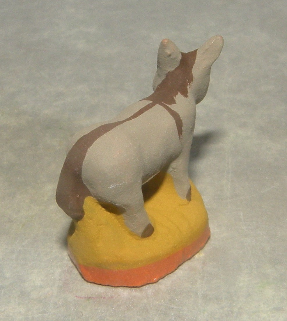 Donkey standing in straw Fouque 2 Cm