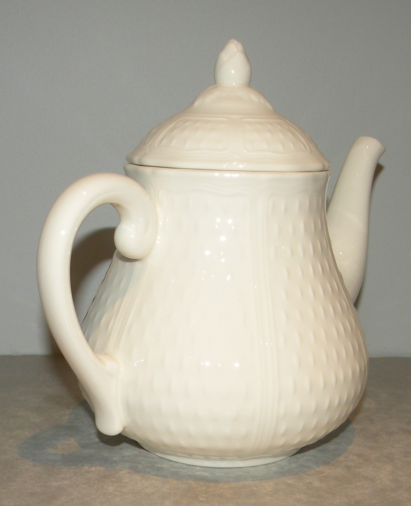 Tea Pot, Pont Aux Choux White