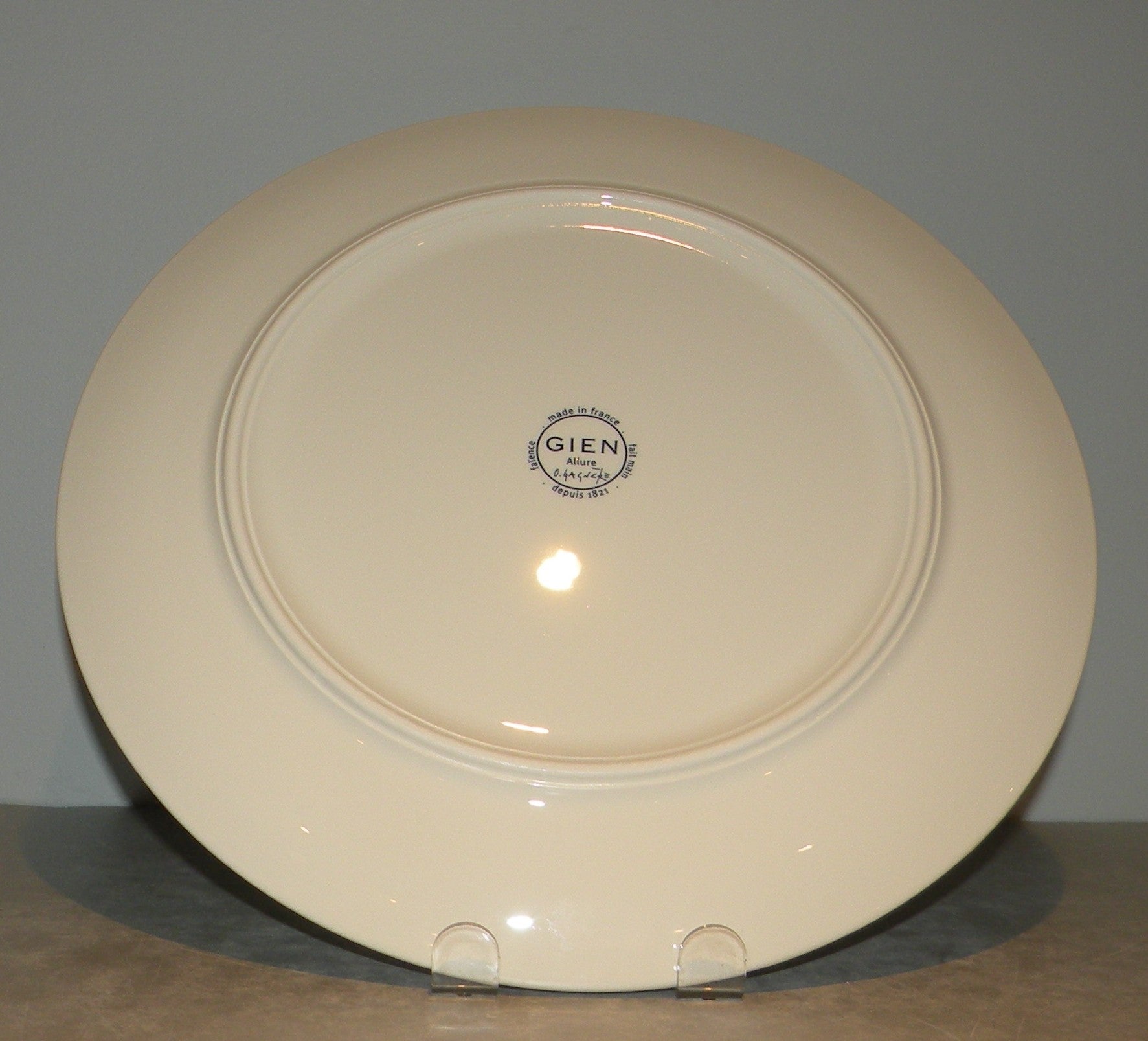 Round Cake Platter, Allure
