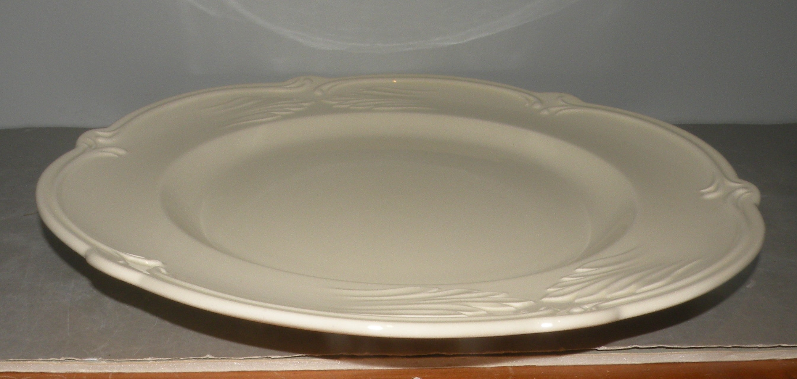 Round Flat Dish, Rocaille,