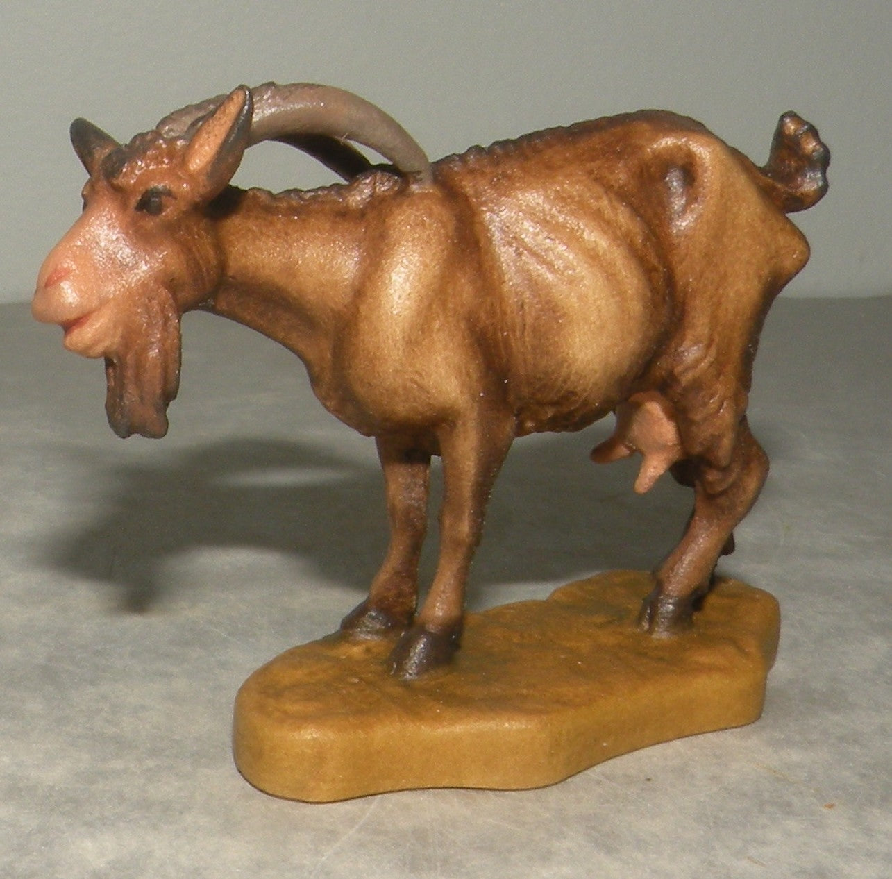 Goat looking down ( 21301 ) ,   Folkloristic