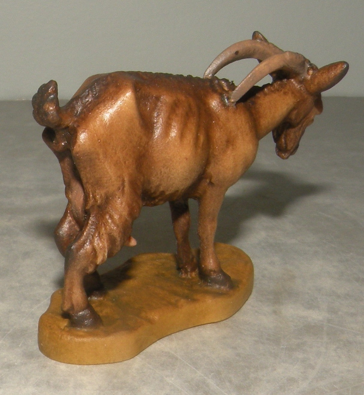 Goat looking down ( 21301 ) ,   Folkloristic