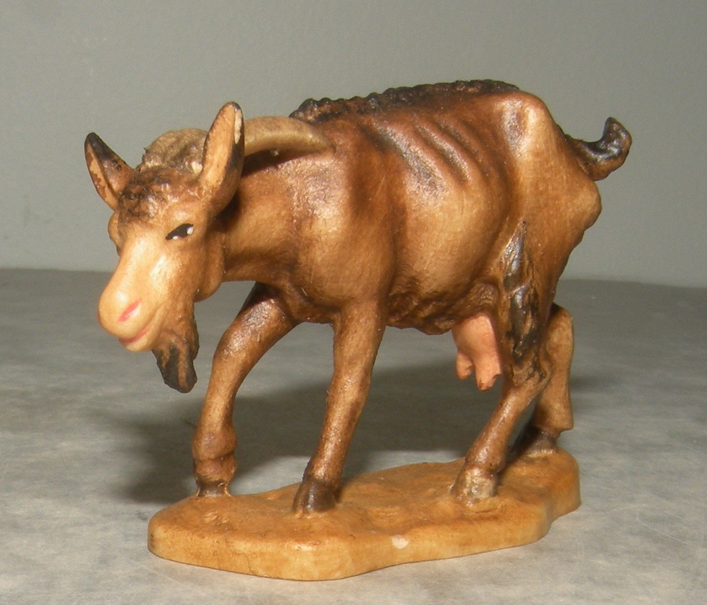 Goat with its head down ( 21302 )  ,   Rustic