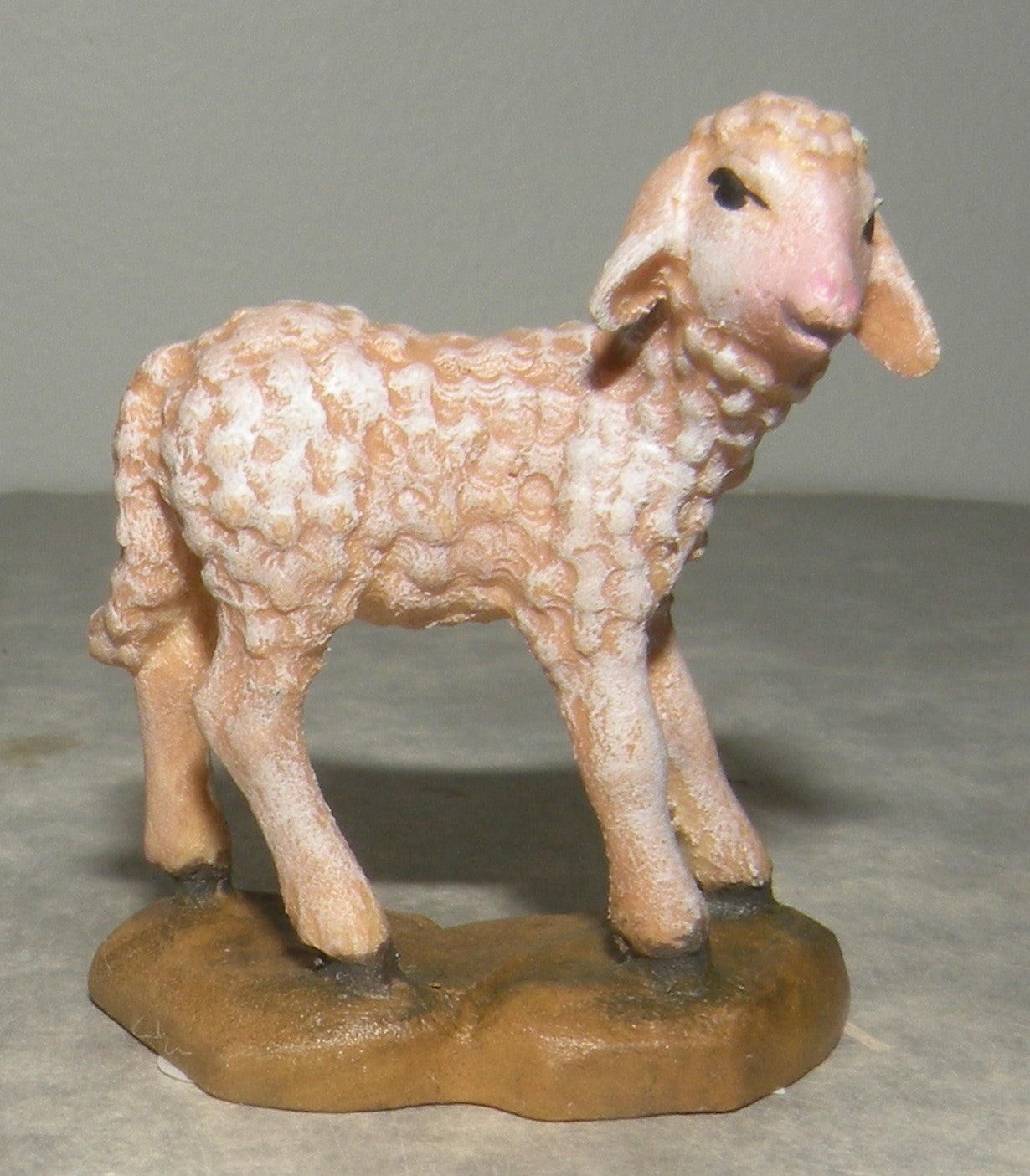 Lamb standing  ( 21287 )  ,   Rustic