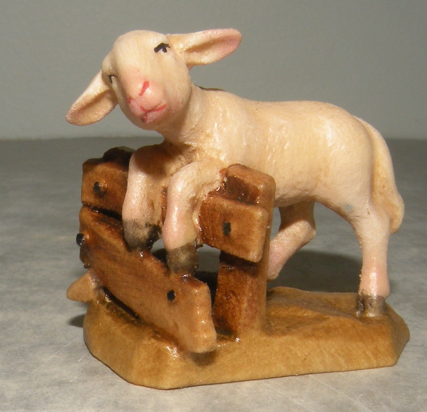 Lamb on the hedge  ( 21285 )   ,   Rustic