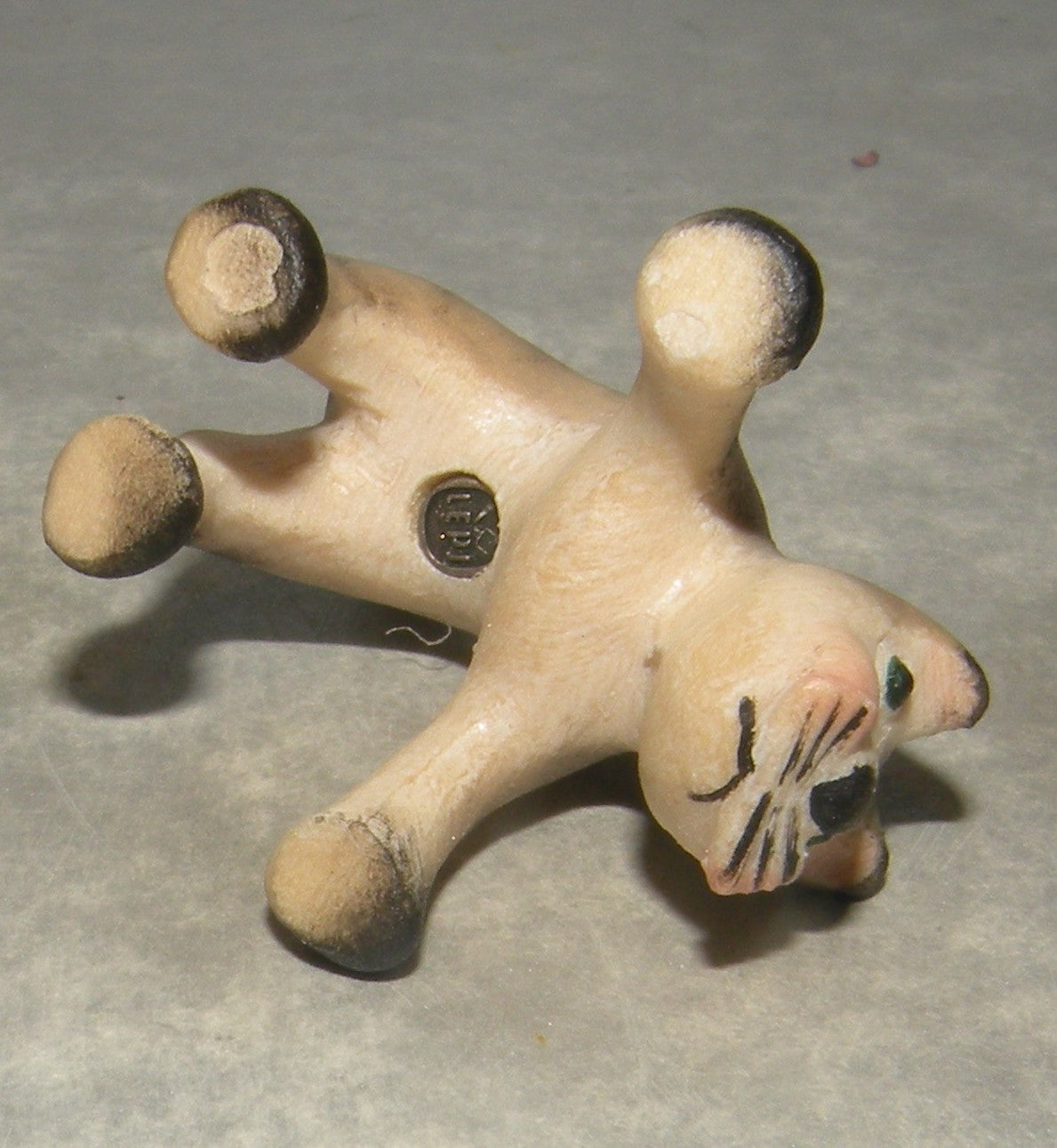 Cat with wide front legs, Kastlunger