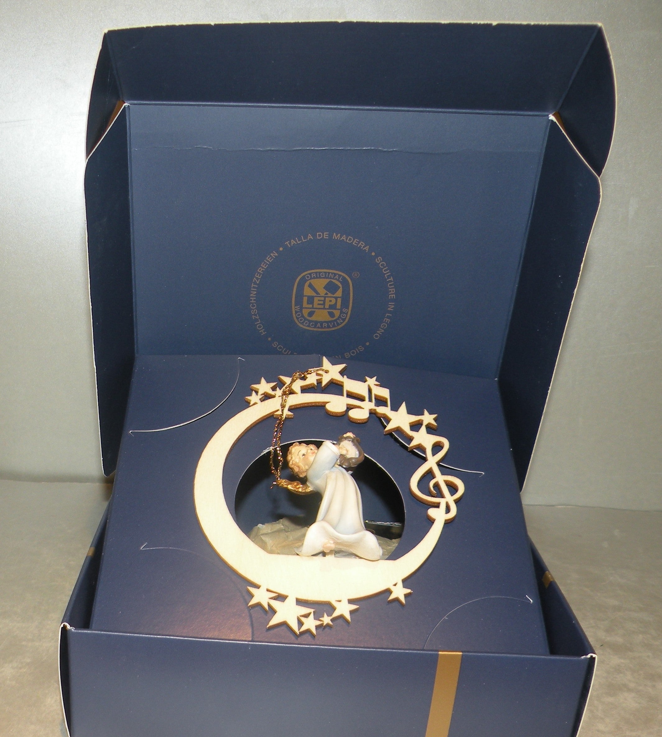 Angel with Lyra On The Moon & Stars - 08000 - L