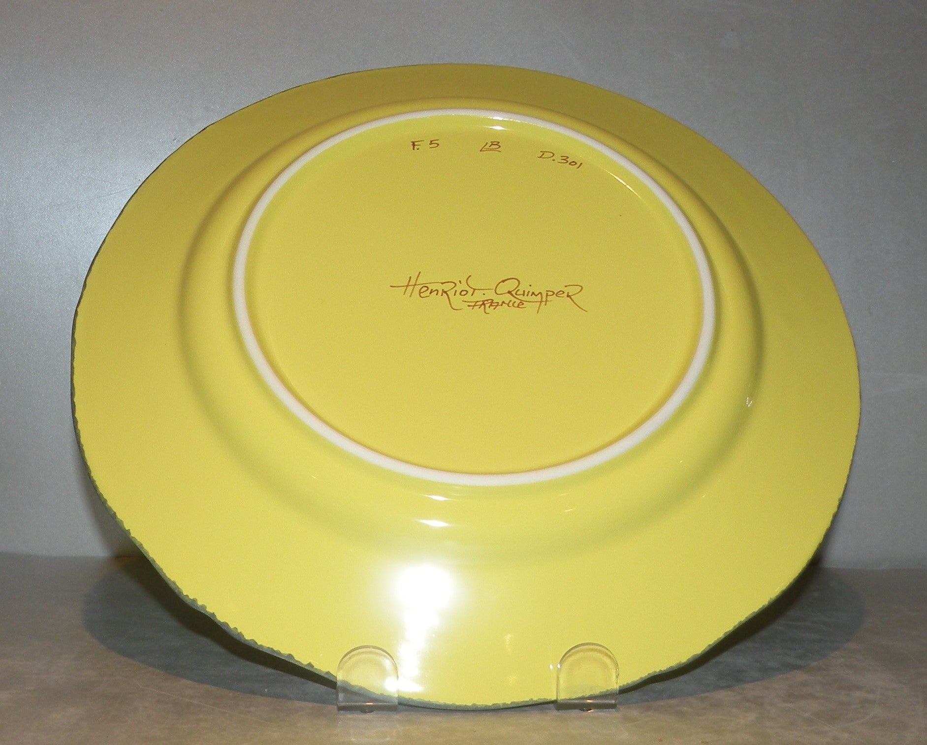 Scalloped Luncheon Plate with a man , Soleil Yellow