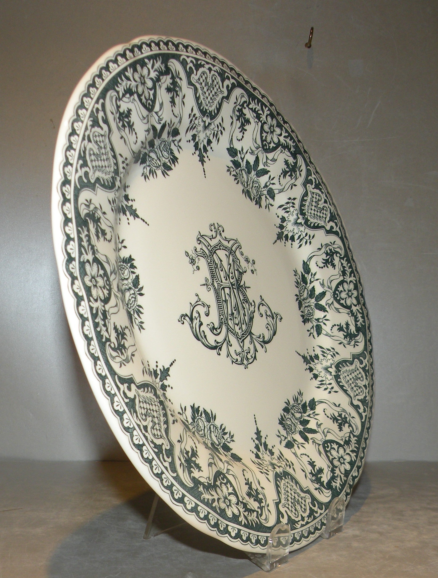 Dinner Plate Monogramme , Les Depareillees Vert