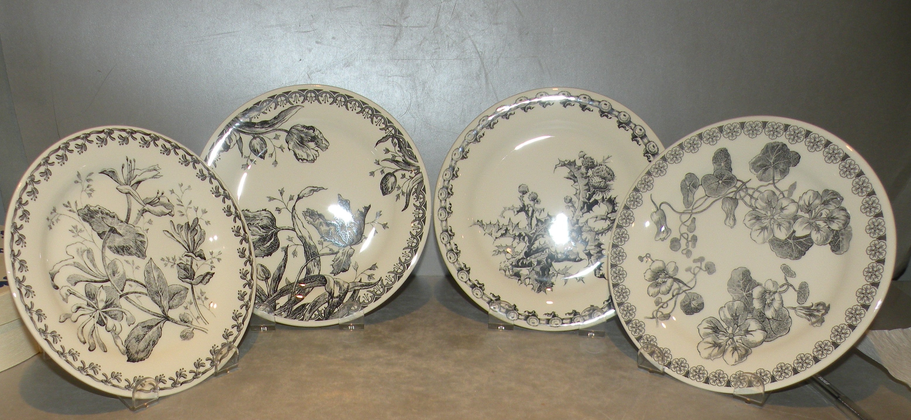 Box of 4 Bread & Butter Plates Fleurs Noires