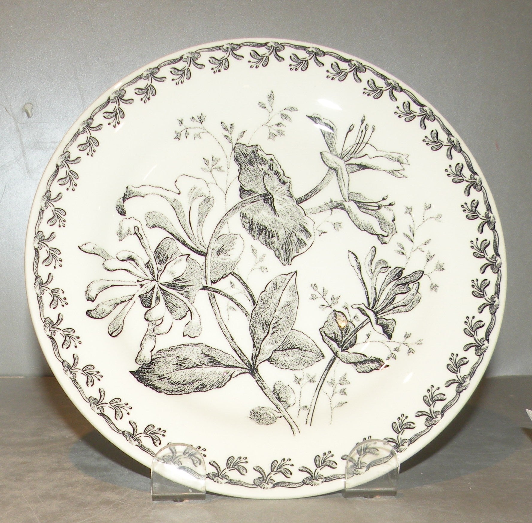 Box of 4 Bread & Butter Plates Fleurs Noires
