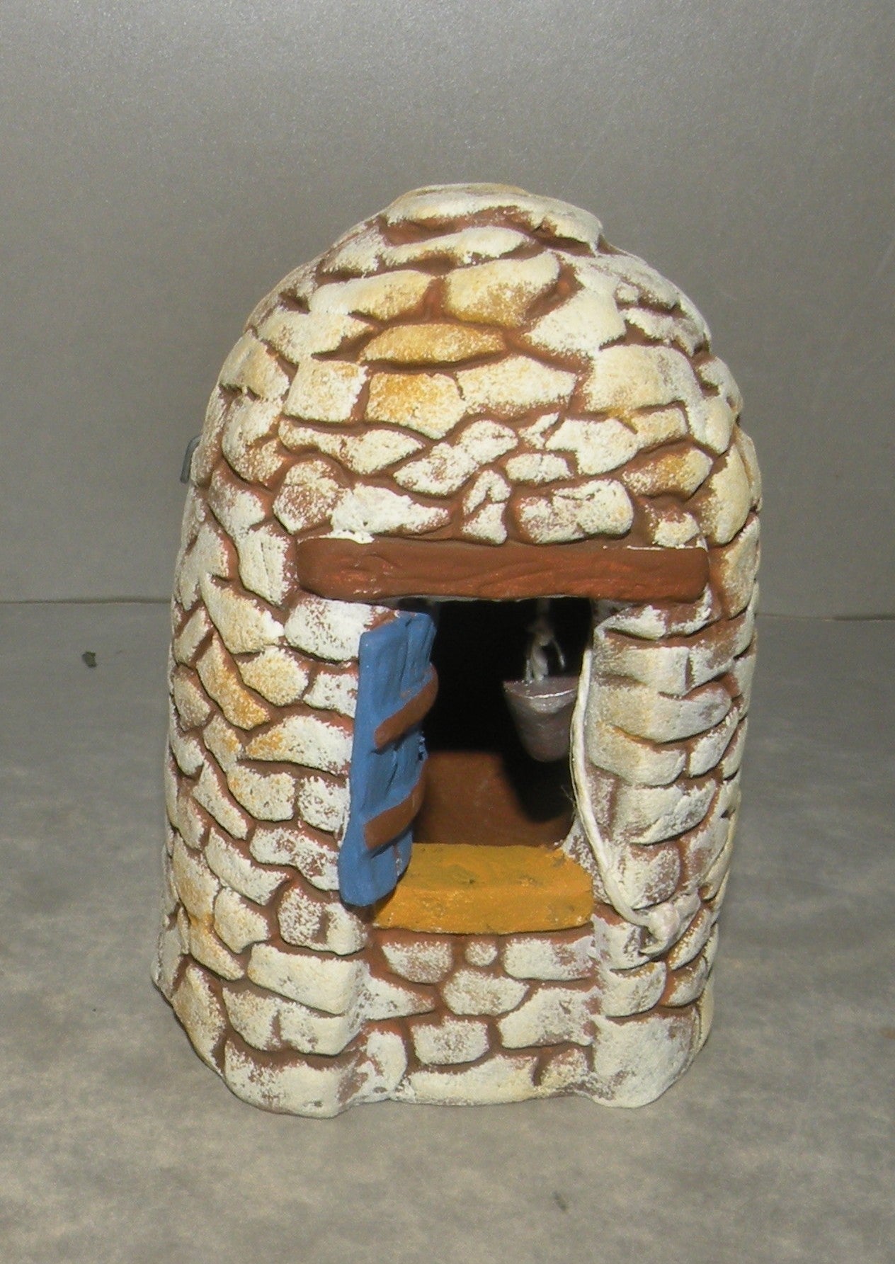 Well in Stone hut called  '' Borie '' ( 922 )  , Fouque, 6 cm