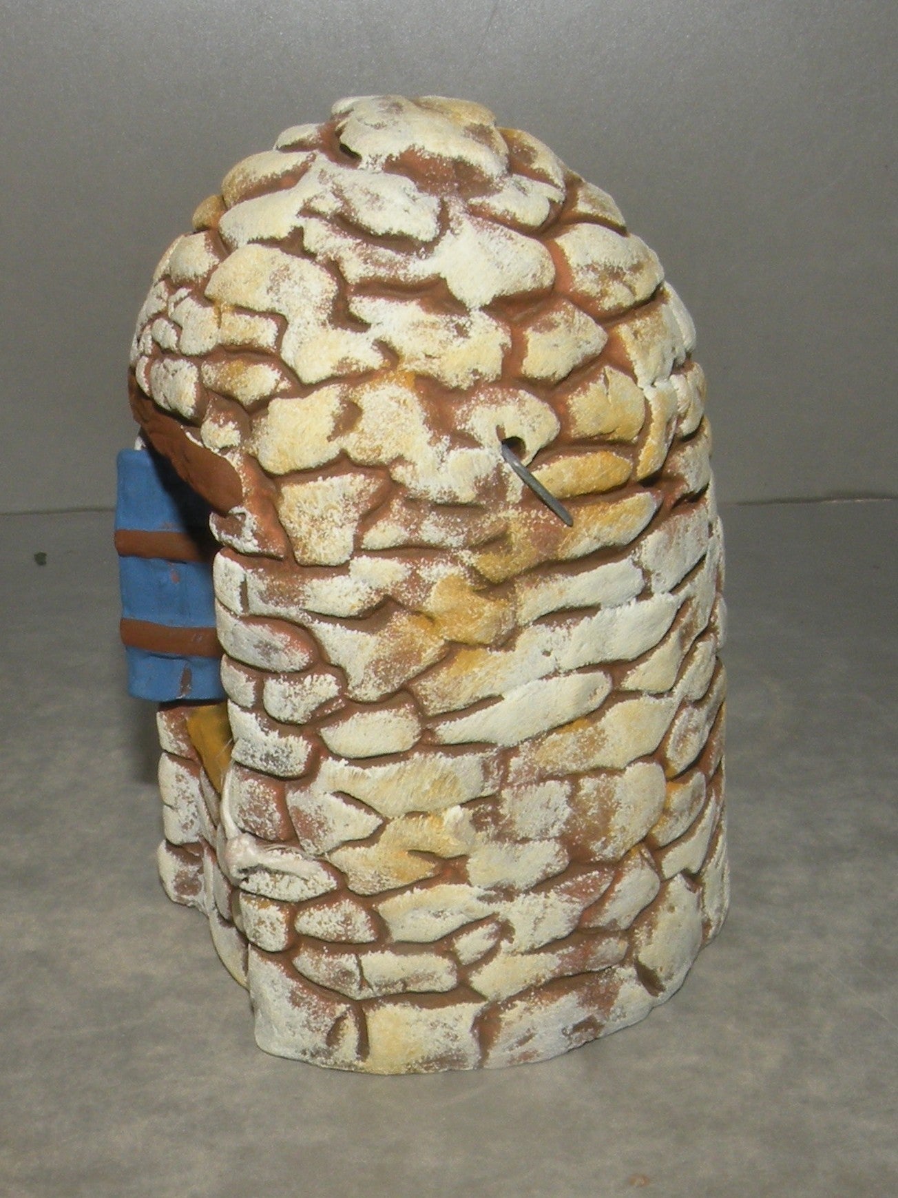 Well in Stone hut called  '' Borie '' ( 922 )  , Fouque, 6 cm