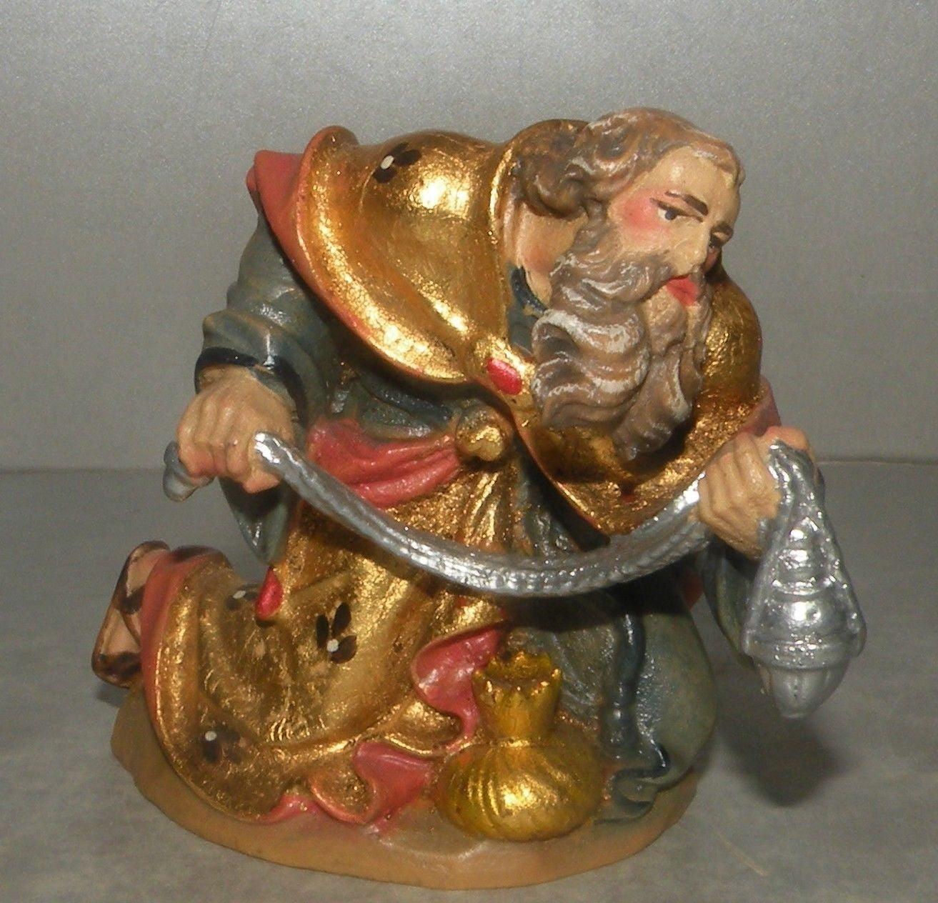 Kneeling King  wood Deur O. Demetz