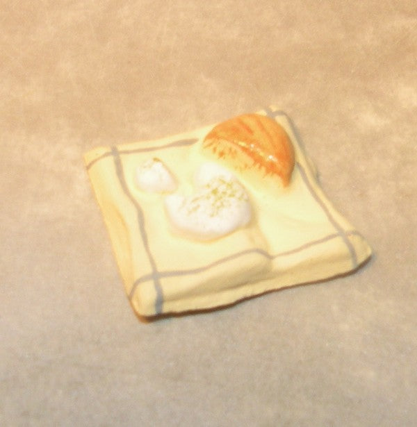Cloth with bread and goat cheese, Fouque 4 cm