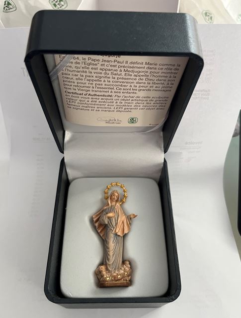 Queen of Medjugorje with stellar with Case ( 10383 ), Lepi