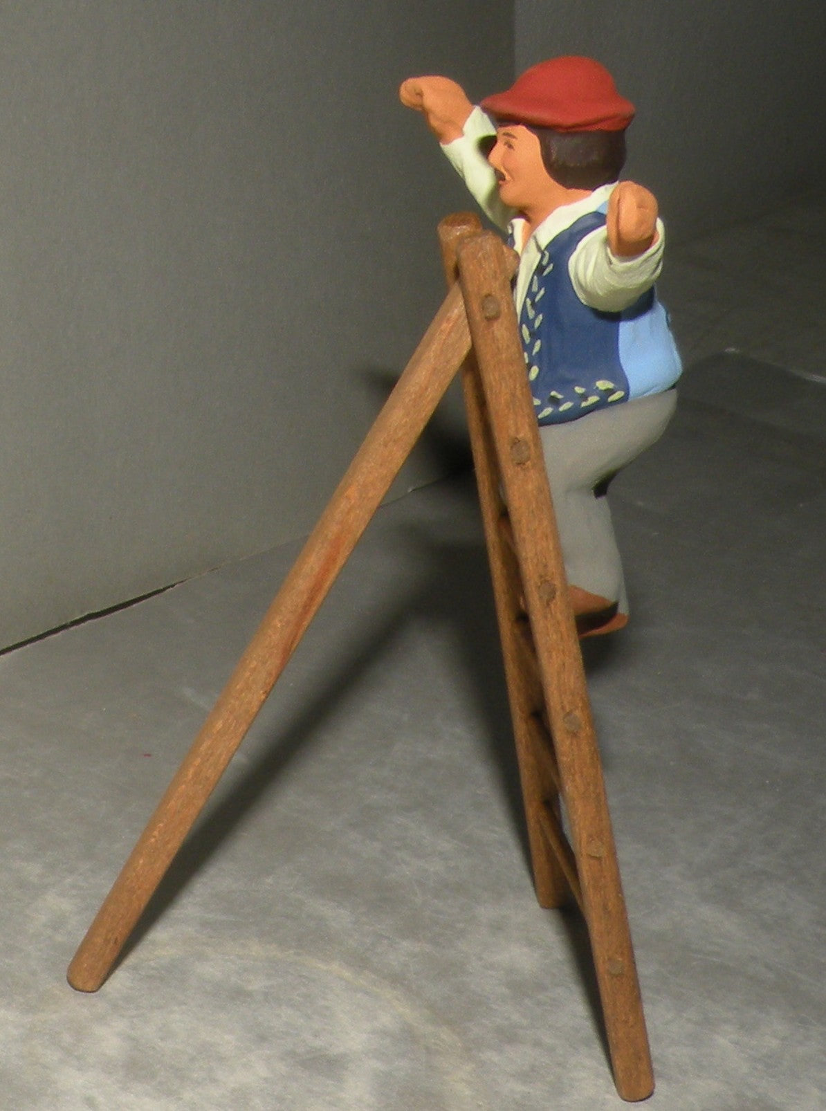 Olive picker on stepladder , ( 535 ) Fouque, 6 cm