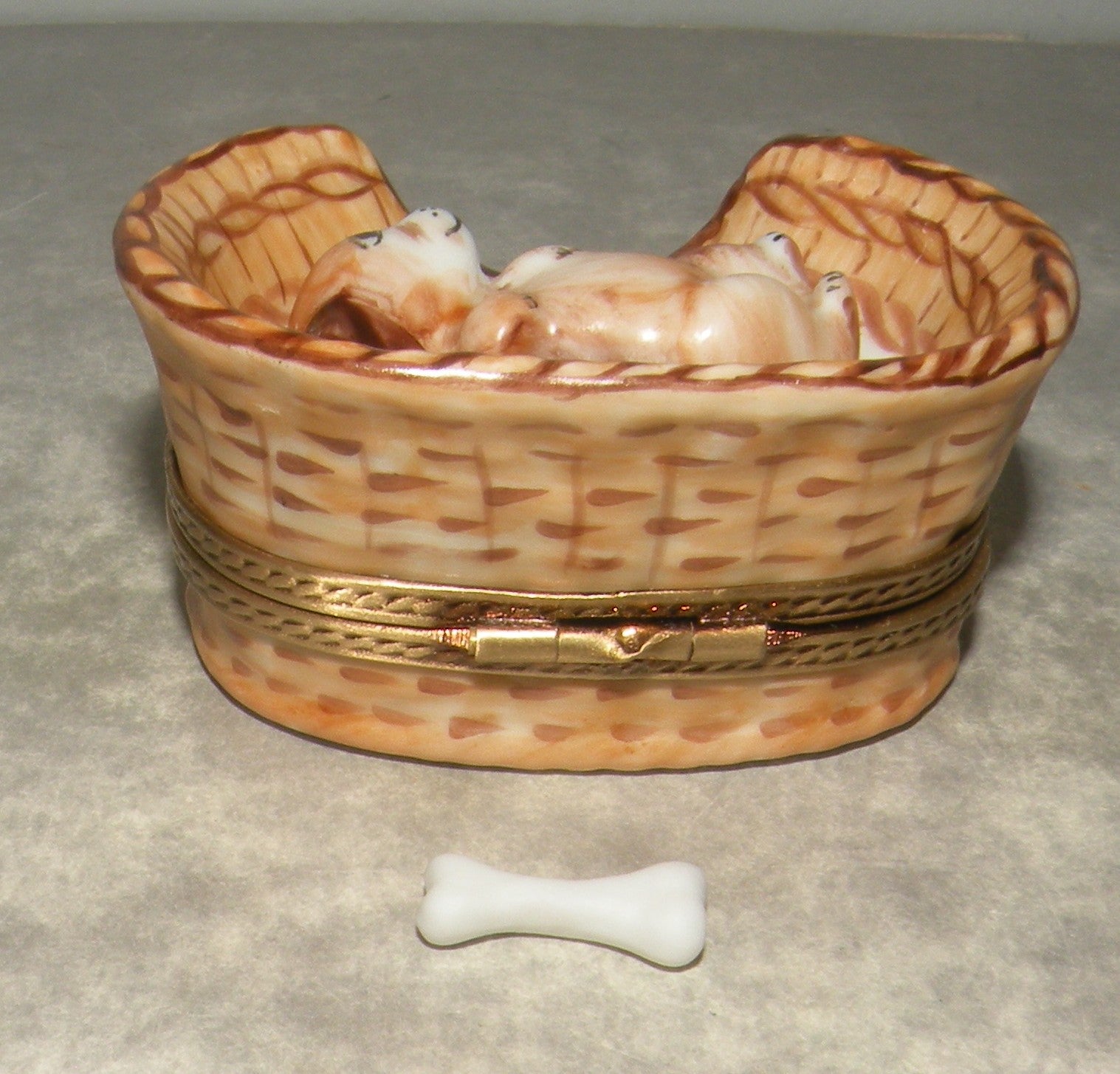 Dog in his basket, Limoges Box number 18