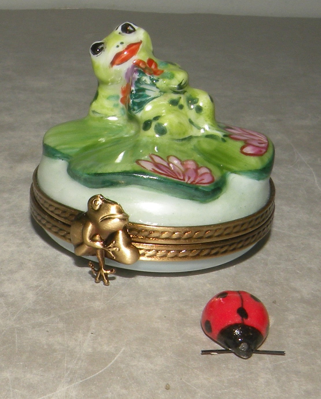 Frog on water lily , Limoges Box Number 71