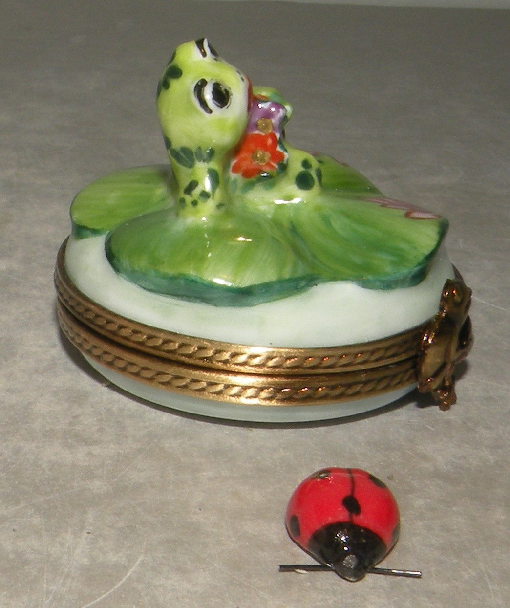 Frog on water lily , Limoges Box Number 71