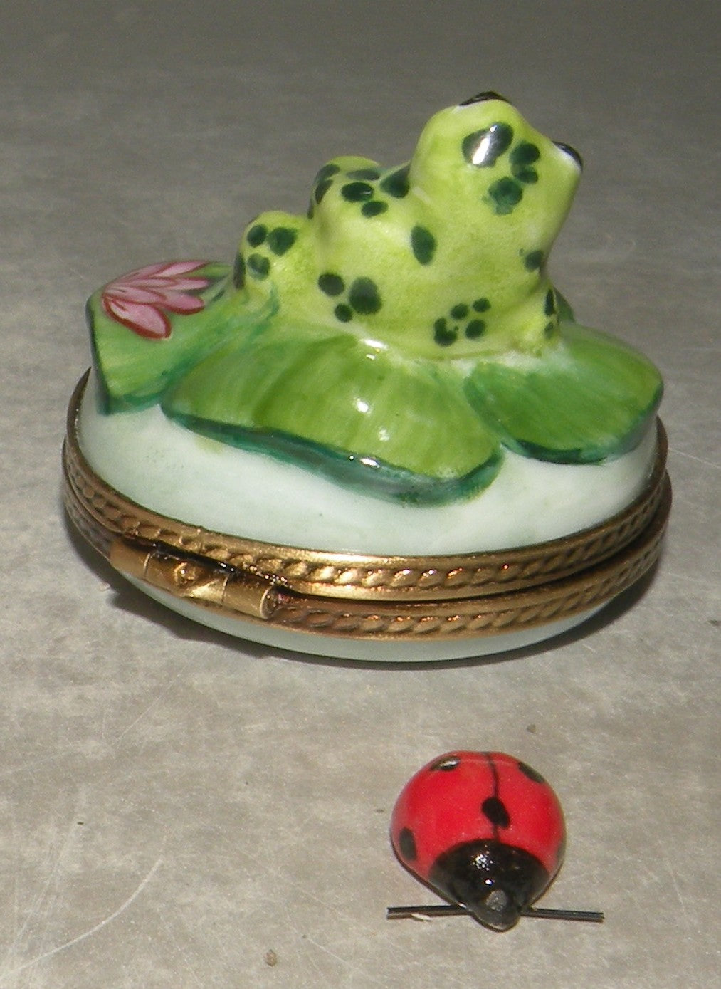 Frog on water lily , Limoges Box Number 71