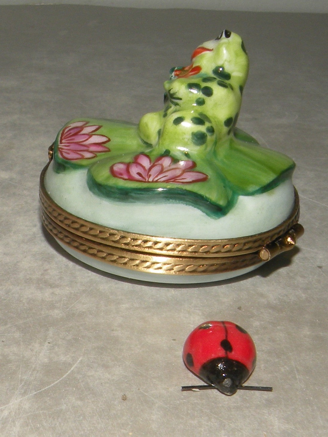 Frog on water lily , Limoges Box Number 71