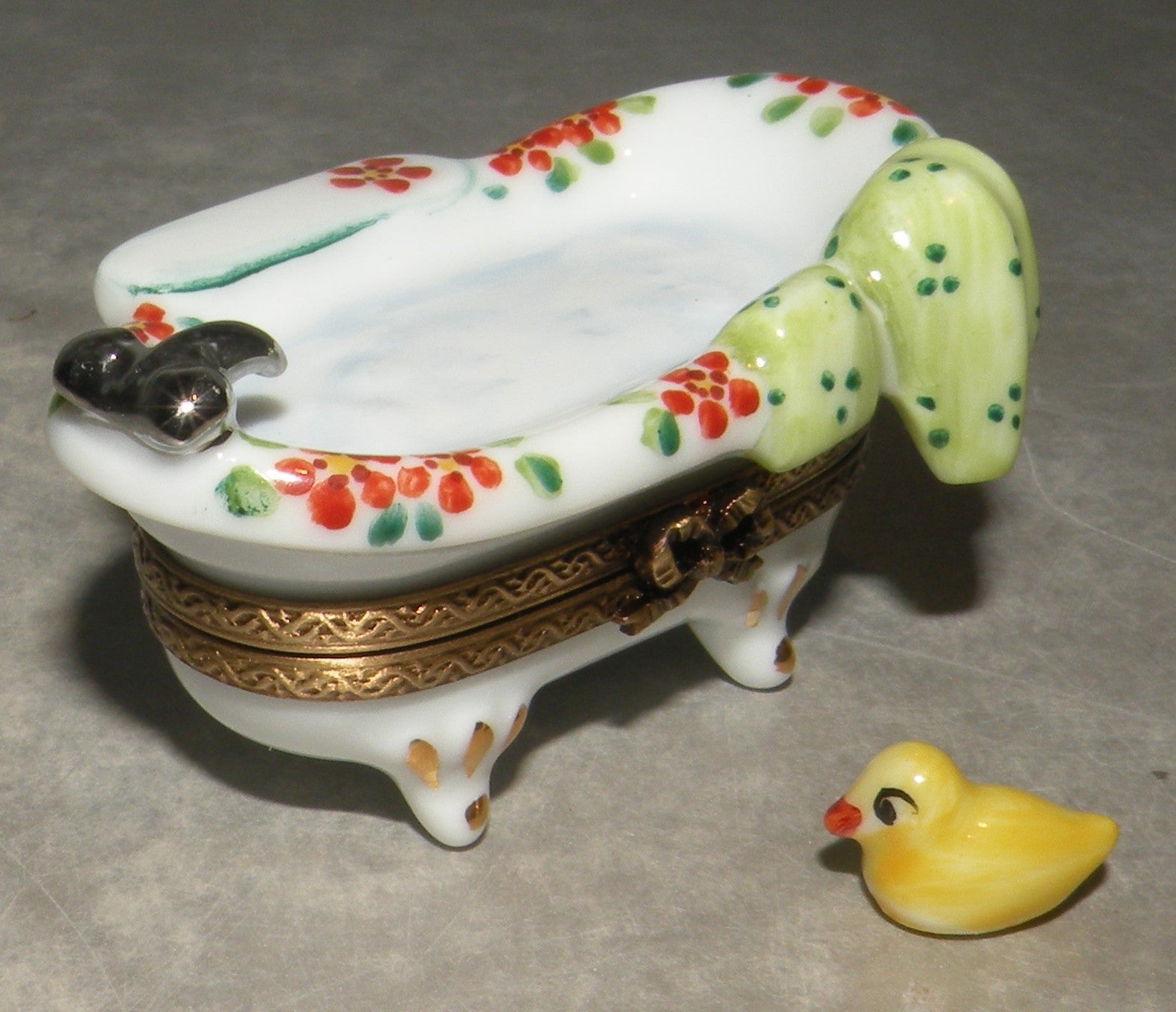 Freestanding bathtub Limoges Box number 105