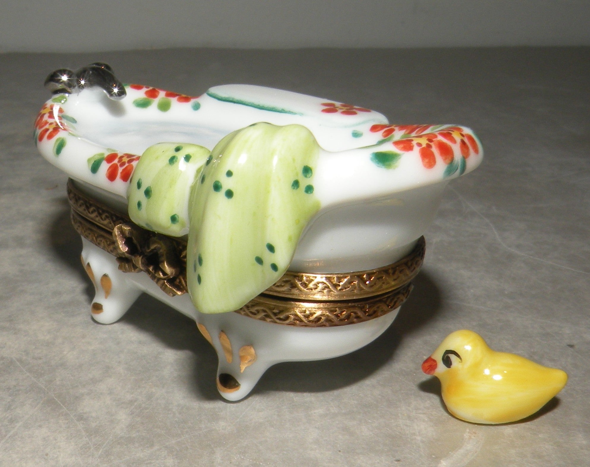 Freestanding bathtub Limoges Box number 105