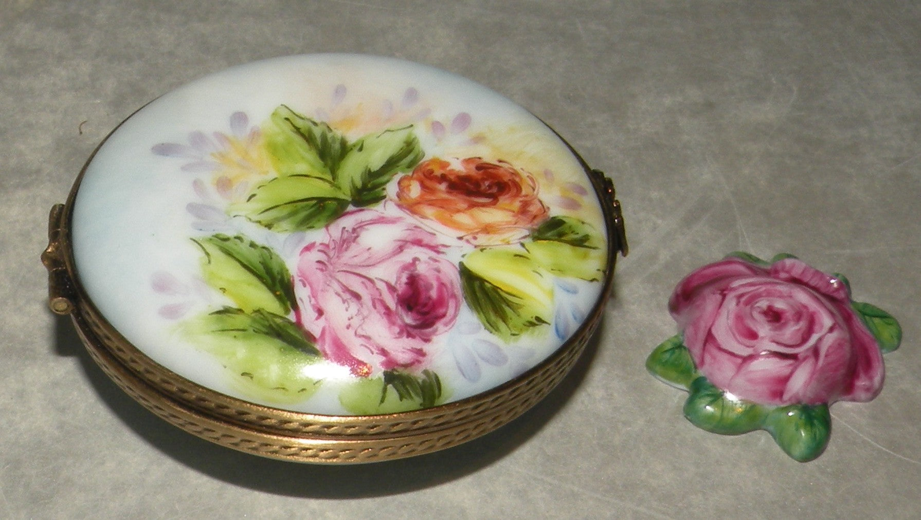 Round box with old rose Limoges Box number 95