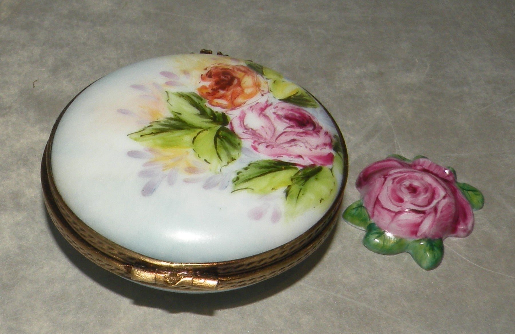 Round box with old rose Limoges Box number 95